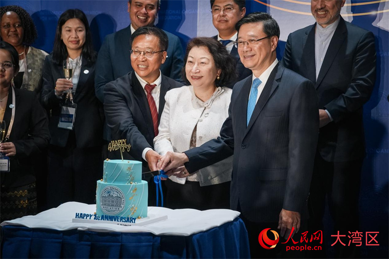 主礼嘉宾共同切蛋糕。人民网 吴宇扬扬摄