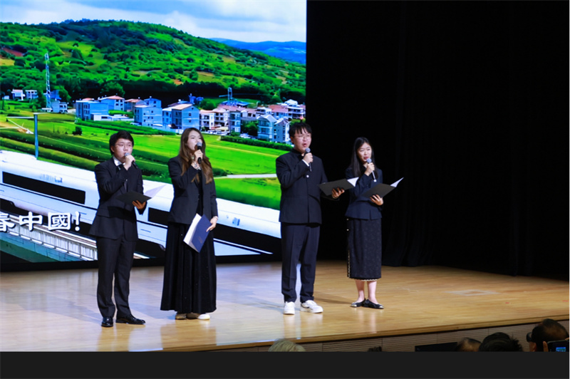 香港浸会大学学生代表演绎诗朗诵《青春中国》。主办方供图