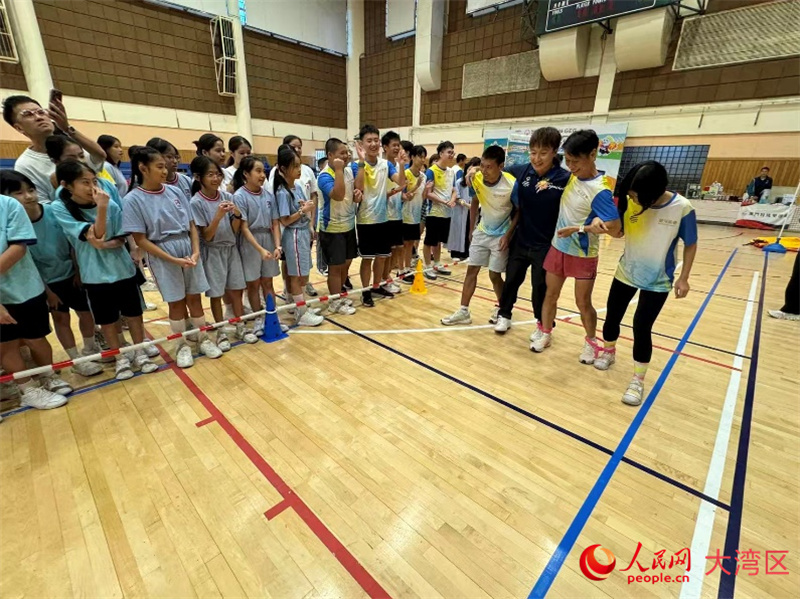 图为“特奥健康共融关爱大使”方力申与澳门特奥运动员一起参与活动。人民网记者 富子梅摄