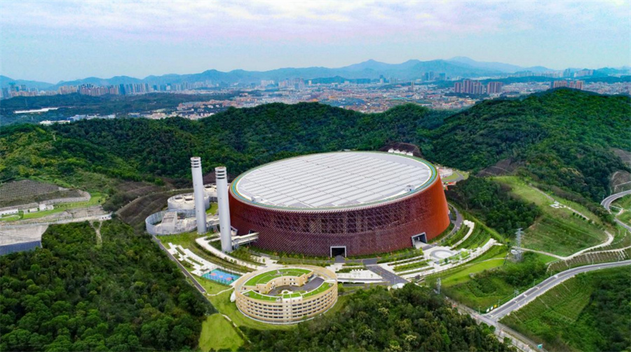 龙岗能源生态园航拍图。龙岗能源生态园生活垃圾焚烧设计处理能力5100吨/日，是目前世界单厂规模最大的垃圾焚烧电厂之一，也是世界最优排放水平的垃圾发电厂之一，国内行业唯一入选国家重大工程档案项目。 龙岗能源生态园供图