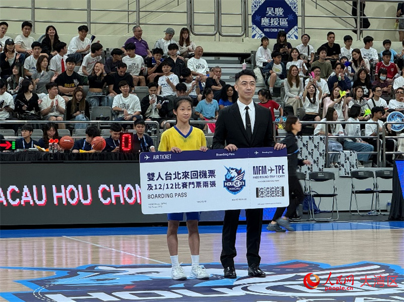 澳门小球迷成功完成不同距离的投篮挑战获得奖励。人民网记者 富子梅摄