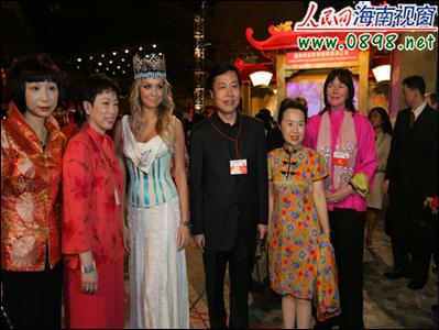 世界小姐助阵 海南旅游花车登陆香港巡游