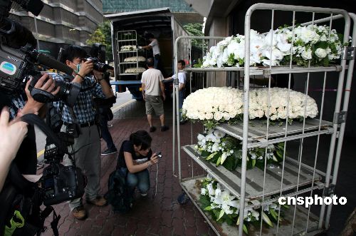 四月十六日,工作人员在香港殡仪馆外搬运鲜花,为龚如心布置灵堂.