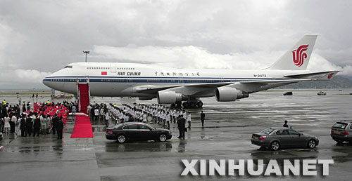 快讯:胡锦涛主席上午11时32分乘专机抵达香港