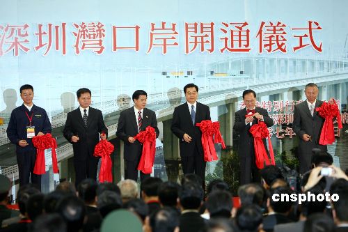 深圳湾口岸首日逾9千人过关 旅客人均需3-5分