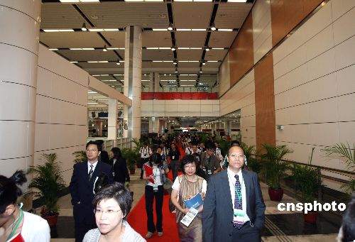 深圳湾口岸首日逾9千人过关 旅客人均需3-5分