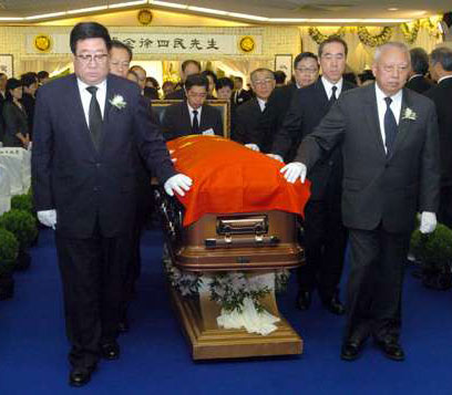由徐四民儿子代表家属致<em>谢词</em>