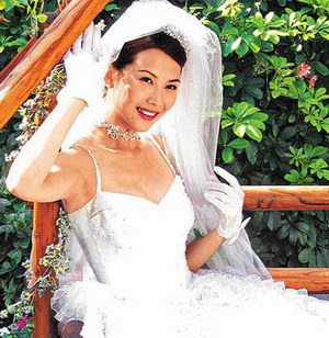 蔡少芬爱屋及乌 变身师奶为张晋爱犬置新衣--港