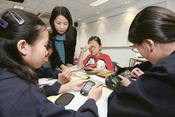 香港一中学首推手机教学 增课堂互动受学生欢