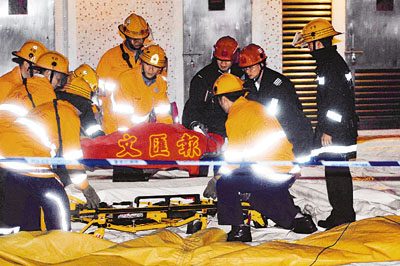 香港一男子自27楼跳下 落在气垫上保命