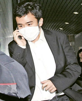 港大 翻版裸照 案开庭 偷存交欢片U盘男生不认