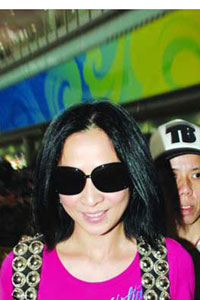 刘嘉玲看奥运现身<em>北京</em>机场 <em>马甲</em>着装格外活泼