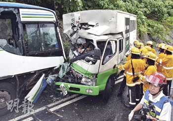 昆明来香港旅行团遇车祸 19名游客受伤送医(图