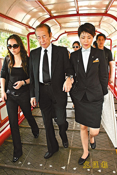 组图:三姨太母亲过世 澳门赌王何鸿燊落泪送行