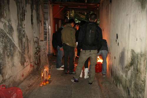 香港机场特警偕八旬祖母烧炭自杀 自杀原因待