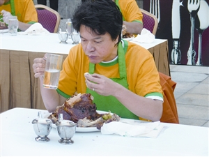 澳门举办大胃王比赛 17参赛者狂吃大火鸡