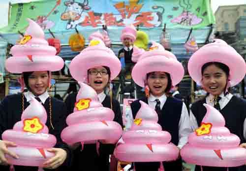 图文:香港最大维园夜市开业 牛屎帽 最受欢迎-
