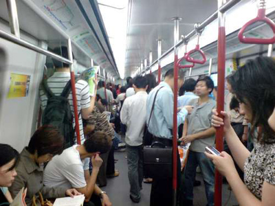 香港一项调查显示地铁成女性被非礼 黑点 (图)