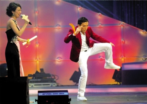 大学生电影节 影帝 甄子丹风头劲 飙霹雳舞