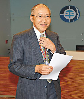 香港平机会主席邓尔邦再遭炮轰 仍拒绝辞职