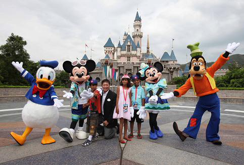 《一百万零一夜》三童星畅游香港迪斯尼