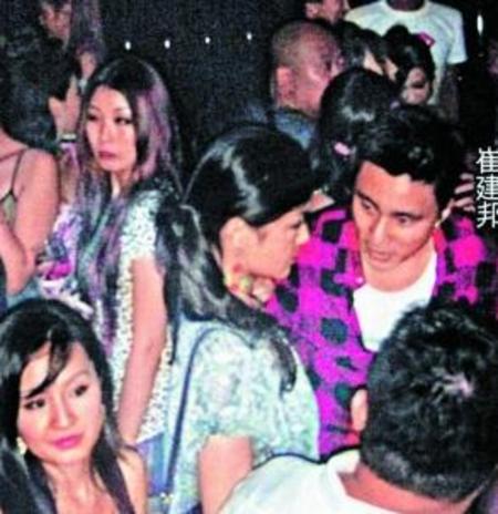 周星驰夜店猎艳亲密<em>聊天</em> 与<em>辣妹</em>贴面热聊 (5)--