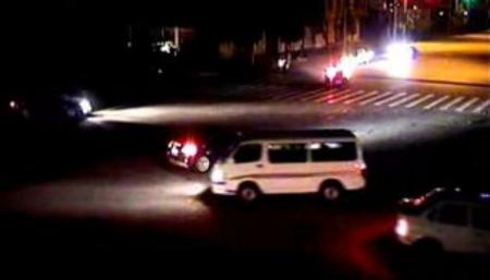 李亚鹏车祸门视频曝光 司机见人不救遭狂批 (2