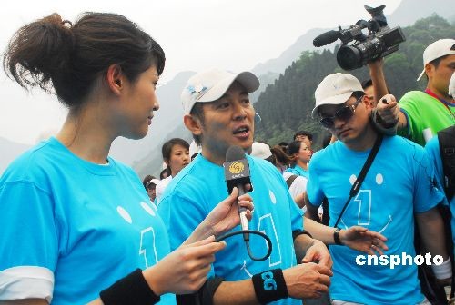 2009年5月10日，在“5·12”汶川大地震震中映秀镇，李连杰携吴彦祖、林心如、钟丽缇、柯以敏、钟汉良、沈星、张杰等众多明星义工，开展中国红十字会壹基金主办的“壹家人，壹起走”大型户外援建灾区公益活动。来自各地的300多名媒体记者、志愿者和明星们一同走完了2公里的灾区路。在半小时的路程中，完成了李连杰成立紧急救援联盟等许多心愿，众明星们的表现令人感动。 ... 中新社发 善平 摄