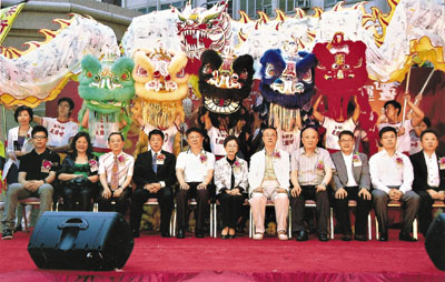 香港举办舞狮大会喜迎东亚运动会