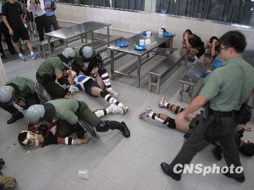 目击香港惩教职员摆平囚犯暴力事件(组图)