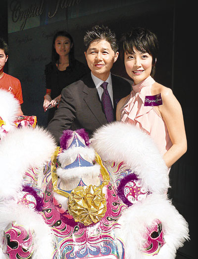艳照<em>女星</em><em>陈文媛</em>容光焕发做老板 男友撑场--港