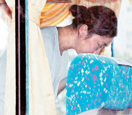 刘德华义山拜祭朱丽倩父亲 个人网站被挤瘫痪