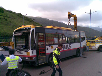 香港机场员工巴士侧翻3死22伤 司机涉危驾被捕