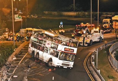 港巴士翻车事故后照飙车 超速行驶连闯红灯