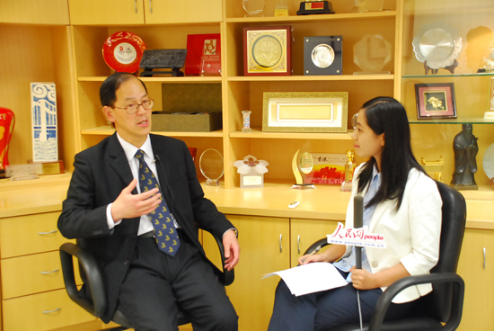 香港民政事务局局长曾德成接受人民网记者 独家专访。人民网记者郭亚飞摄影