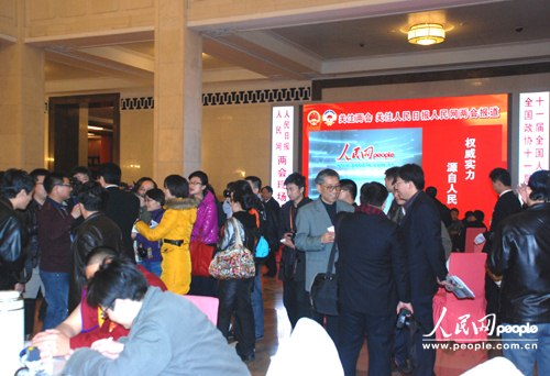 人民网大屏幕前热闹非凡。(摄影:张金霞)