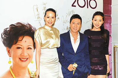 甄子丹忙中偷闲回港祝贺薛家燕大寿 称深感荣