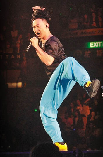 陈奕迅当妻女面亲吻<em>辣妹</em>+不惧绯闻唱谢安琪歌