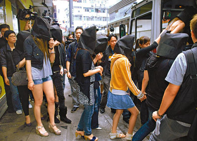 香港警方卧底庙街扫毒 拘捕37人检获价值5千毒