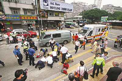 港13岁男生过马路遭遇车祸 被推行逾10米反弹