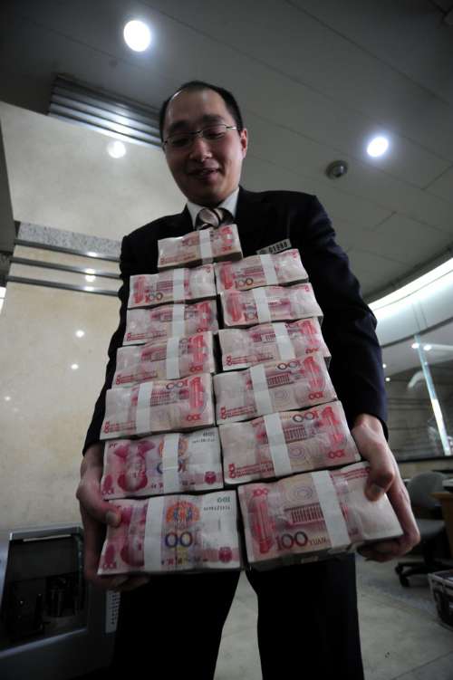 香港人民币存款4月达双位数增长 首次突破800亿
