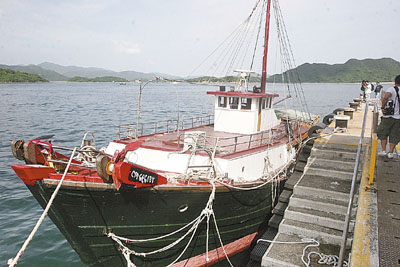 香港查获子母渔船运私货 藏千万皮草电子产品