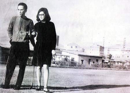 自织的毛衣,与太太鲍笑薇(右)在维多利亚公园合