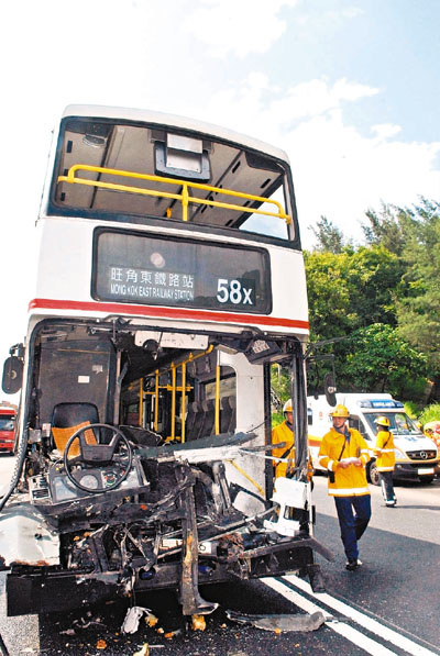 香港一巴士猛撞抛锚货车 巴士司机及10名乘客