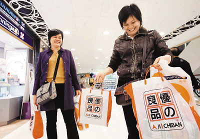 越来越多的深圳人到香港是为了买食品和日用品。图片来源：香港文汇报