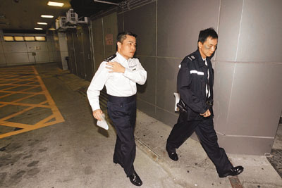 香港警官深夜两点街头穷追500米擒获毒品小拆