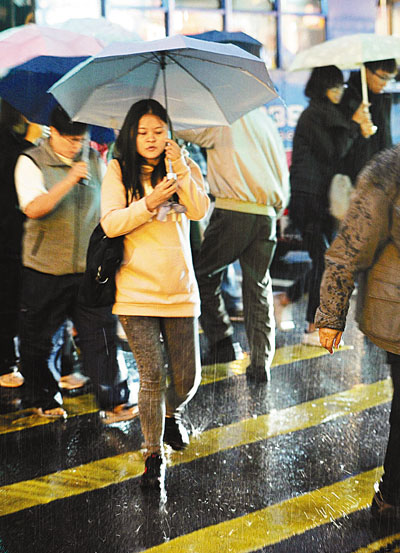 香港气温骤跌至13度 港天文台发寒冷警告