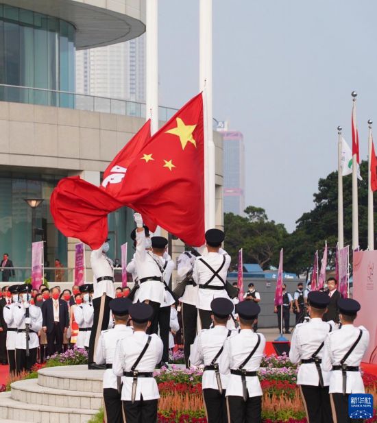 10月1日，香港特区政府在金紫荆广场举行升旗仪式。新华社记者 吕小炜 摄