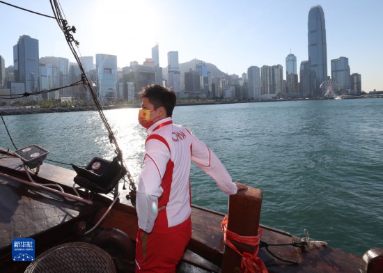 12月4日，内地奥运健儿访港代表团成员苏炳添在游船上欣赏景色。新华社记者 贾浩成 摄