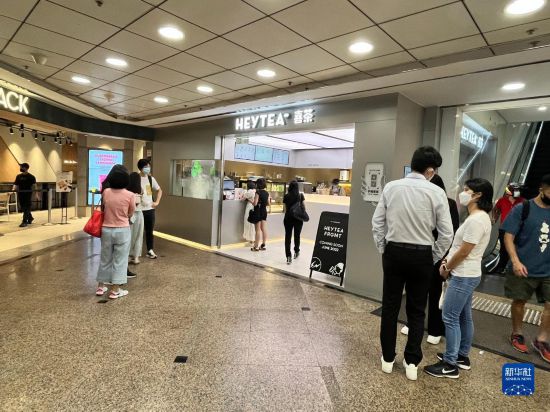 消费者在香港铜锣湾时代广场一家奶茶店前等待取单（5月31日摄，手机照片）。新华社记者 陆芸 摄